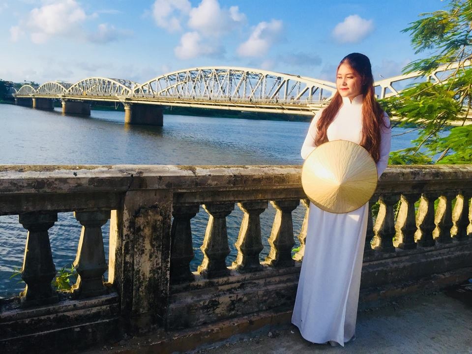 Hình ảnh nữ sinh trong tà áo dài bên cạnh cầu Trường Tiền từ lâu đã trở thành biểu tượng rất riêng của xứ Huế. Ảnh: PĐ.