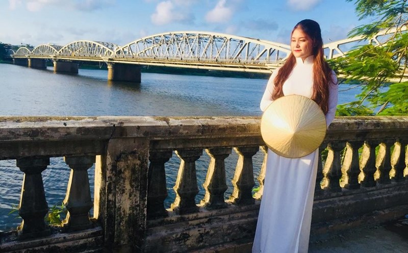 Hình ảnh nữ sinh trong tà áo dài bên cạnh cầu Trường Tiền từ lâu đã trở thành biểu tượng rất riêng của xứ Huế. Ảnh: PĐ.