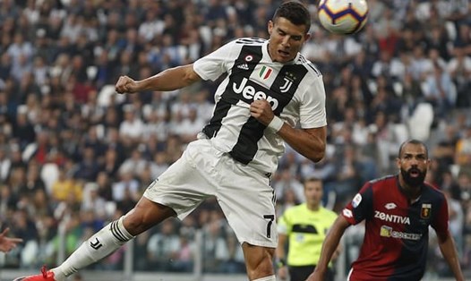 Bàn thắng của Ronaldo (áo đen trắng) trong trận gặp Genoa mới đây. Ảnh: Associated Press Photo.
