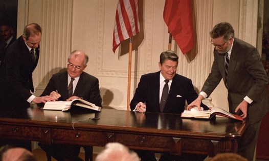 Ông Mikhail Gorbachev và Ronald Reagan ký Hiệp ước INF ngày 8.12.1987. Ảnh: Reuters