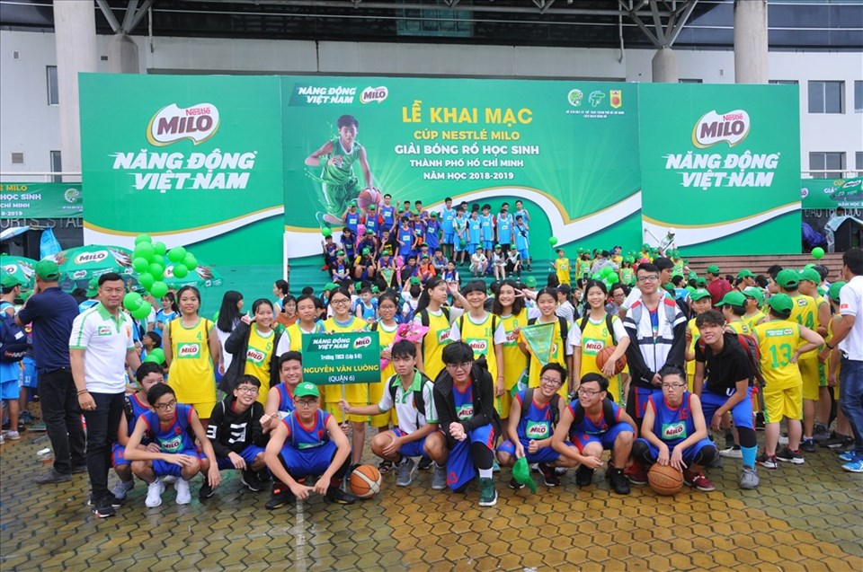 Đội tuyển trường Nguyễn Văn Luông (quận 6) tranh thủ chụp ảnh lưu niệm dưới mưa. Đội tuyển trường Nguyễn Văn Luông (quận 6) tranh thủ chụp ảnh lưu niệm dưới mưa.