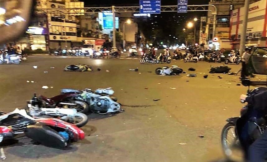 Xe máy nằm la liệt sau khi bị chiếc BMW của bà Nga hất tung khi đang chờ đèn đỏ ở ngã tư Hàng Xanh tối qua.