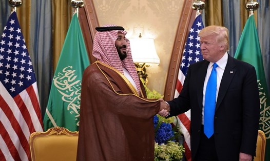 Tổng thống Mỹ và Thái tử Saudi Arabia. Ảnh: AFP.