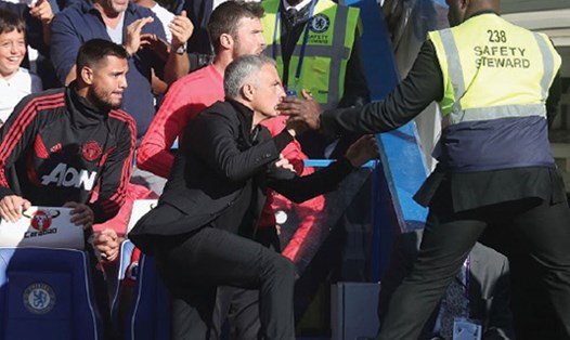 Mourinho lao vào đòi ẩu đả với trợ lý HLV của Chelsea. Ảnh: Getty.
