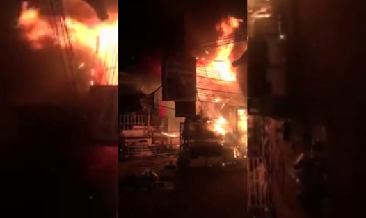Lửa cháy ngùn ngụt trong cửa hàng hoa khiến 2 người chết ngạt.