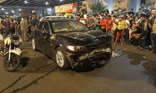 Hiện trường vụ xe BMW tông hàng loạt xe máy khiến một người chết, nhiều người bị thương ở ngã tư Hàng Xanh vào tối qua. 