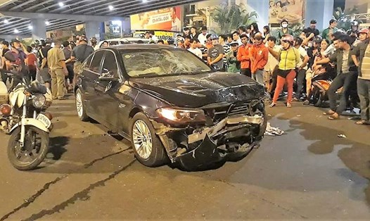 Chiếc BMW nát đầu sau khi đâm hàng loạt xe máy, ôtô tại ngã tư Hàng Xanh đêm qua.