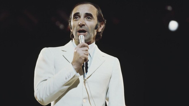 Charles Aznavour - ca sĩ, nhà thơ, diễn viên, nhà hoạt động công đồng và nhà ngoại giao người Pháp gốc Armenia vừa qua đời ở tuổi 91. 