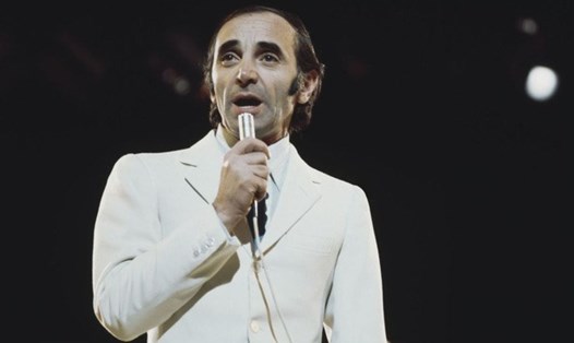 Charles Aznavour - ca sĩ, nhà thơ, diễn viên, nhà hoạt động công đồng và nhà ngoại giao người Pháp gốc Armenia vừa qua đời ở tuổi 91.