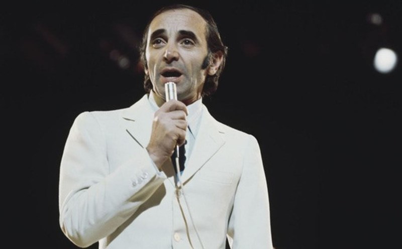 Charles Aznavour - ca sĩ, nhà thơ, diễn viên, nhà hoạt động công đồng và nhà ngoại giao người Pháp gốc Armenia vừa qua đời ở tuổi 91.