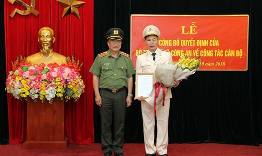Thứ trưởng Nguyễn Văn Thành trao Quyết định điều động cán bộ của Bộ trưởng Bộ Công an cho Đại tá Đỗ Văn Hoành.