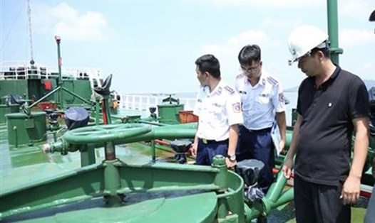 Kiểm tra tàu chở xăng dầu trên biển thuộc tỉnh Sóc Trăng. Ảnh: N.H