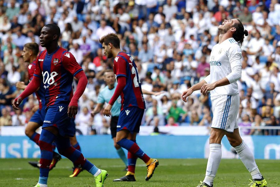 Gareth Bale tỏ ra thất vọng khi Real thua Levante ngay trên sân nhà. Ảnh: MARCA