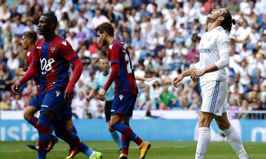 Gareth Bale tỏ ra thất vọng khi Real thua Levante ngay trên sân nhà. Ảnh: MARCA