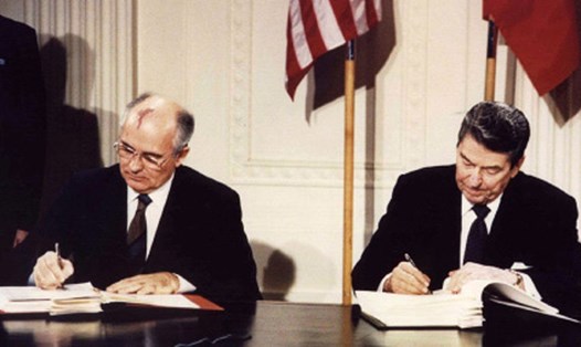 Tổng thống Mỹ Ronald Reagan và nhà lãnh đạo Liên Xô Mikhail Gorbachev ký hiệp ước INF năm 1987. Ảnh: REUTERS