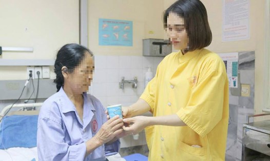 Người phụ nữ 56 tuổi vì bị sốc phản vệ độ III do truyền nước tại nhà được các bác sĩ BV Việt Nam Thụy Điển, Uông Bí cấp cứu thành công. Ảnh: BSCC