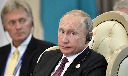 Tổng thống Nga Vladimir Putin và phát ngôn viên Điện Kremlin Dmitry Peskov. Ảnh: AP. 