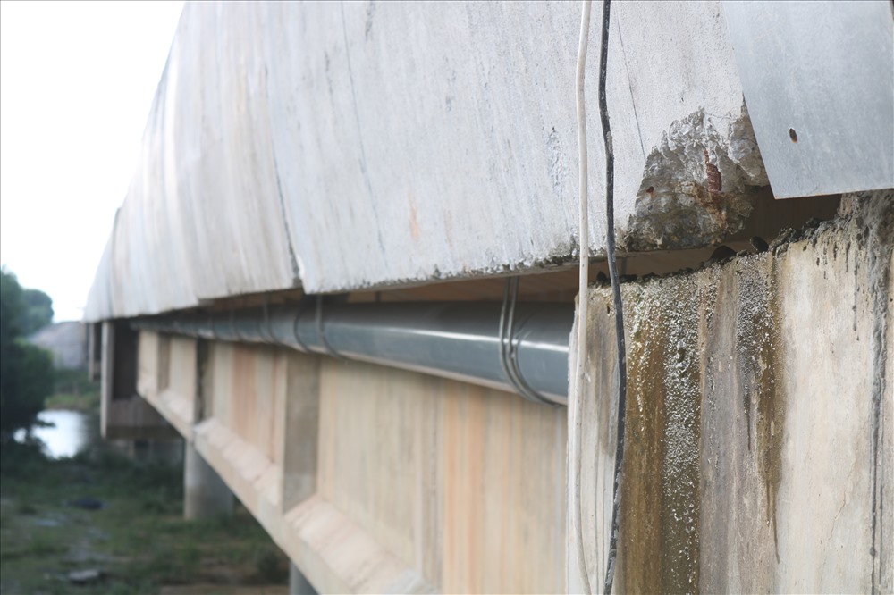 Cảnh thâm dọt trên cầu Tam Kỳ của cao tốc Đà Nẵng - Quảng Ngãi. Ảnh: Đ.V