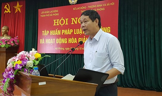 Ông Hoàng Đình Long - Phó Chủ tịch LĐLĐ TP.Hải Phòng phát biểu tại hội nghị. Ảnh: PV.