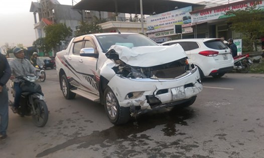Chiếc xe ô tô bán tải Mazda hư hỏng nặng, biến dạng sau khi gây tai nạn liên hoàn khiến 2 nữ sinh thiệt mạng. Ảnh: Vũ Đạt