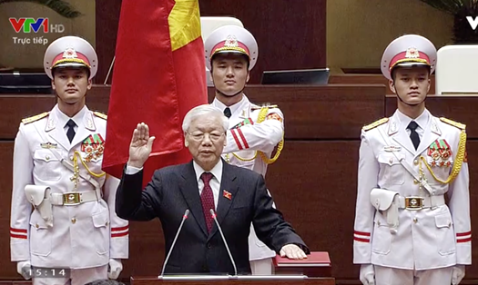 Tổng Bí thư Nguyễn Phú Trọng, Chủ tịch Nước CHXHCN Việt Nam nhiệm kỳ 2016-2021 thực hiện nghi thức tuyên thệ nhậm chức trước Quốc hội, đồng bào và cử tri cả nước.
