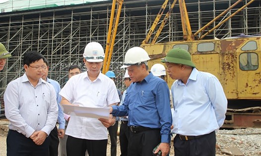 Phó Chủ tịch Thường trực Nguyễn Xuân Bình kiểm tra tiến độ dự án. Ảnh: Tô Thành.