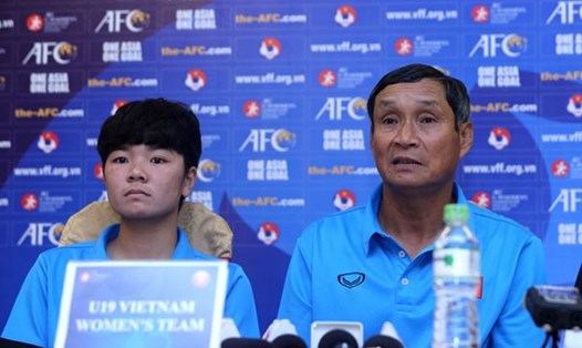 HLV Mai Đức Chung và U19 nữ Việt Nam quyết tâm vào vòng 2. Ảnh: VFF