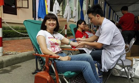 Nhân viên Bệnh viện Việt Đức tham gia hiến máu tình nguyện.