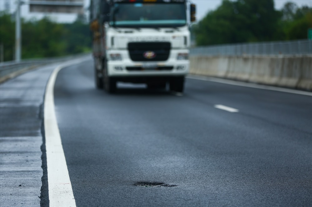 Cao tốc Đà Nẵng - Quảng Ngãi xuất hiện ổ gà sau khi đưa vào sử dụng. Ảnh chụp đầu tháng 10.2018. Ảnh: SƠN TÙNG