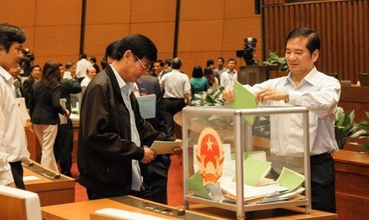 Quốc hội lấy phiếu tín nhiệm bằng cách bỏ phiếu kín.