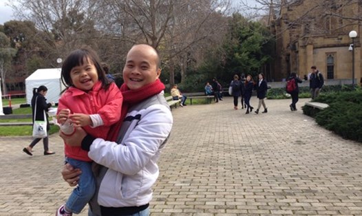 Anh Đào Xuân Hoàng và cô con gái đầu lòng của mình.