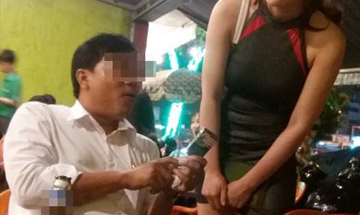 Nhân viên tiếp thị thuốc lá trực tiếp tới người tiêu dùng tại một quán nhậu đường Phạm Văn Đồng (quận Gò Vấp, TPHCM), ảnh: PV