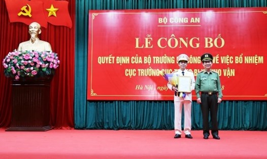 Thứ trưởng Nguyễn Văn Sơn trao Quyết định cho Đại tá Bùi Thiện Dũng.