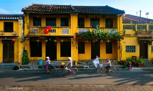 Du khách rất chuộng xe đạp khi tới Hội An. Ảnh: Đ.V