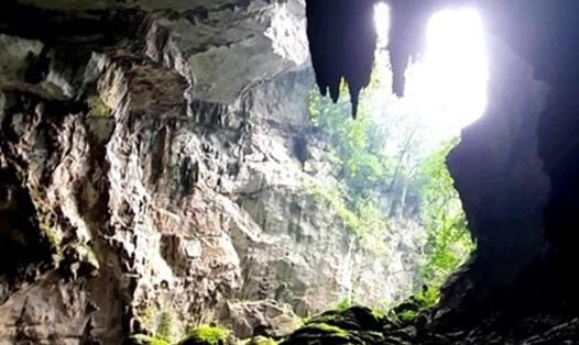 Cửa hang Giếng Voọc. Ảnh: Lê Phi Long