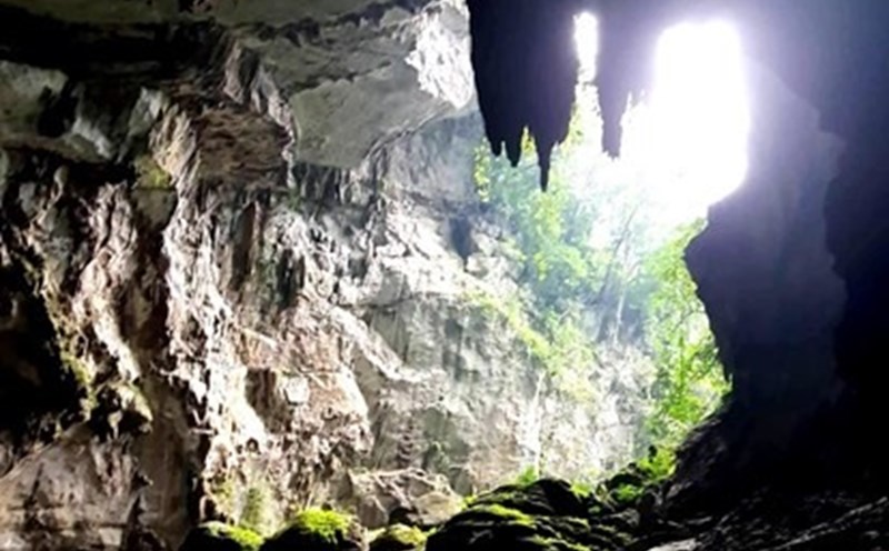 Cửa hang Giếng Voọc. Ảnh: Lê Phi Long