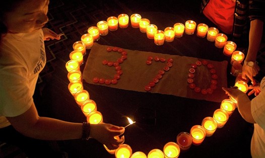Cầu nguyện cho các nạn nhân MH370. Ảnh: AP