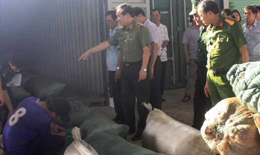 Lực lượng chức năng bắt giữ vụ vận chuyển ngà voi và vảy tê tê tại cảng Tiên Sa chiều 4.10. 