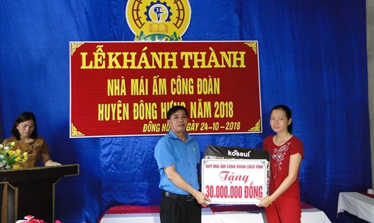 Đồng chí Trần Văn Toản - Phó Chủ tịch LĐLĐ tỉnh Thái Bình - trao kinh phí hỗ trợ cho đoàn viên Nguyễn Hồng Hạnh.