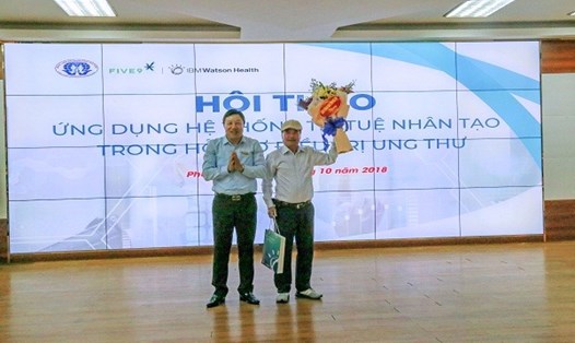 GĐ BVĐK tỉnh Phú Thọ tặng hoa chúc mừng người bệnh được ứng dụng trí tuệ nhân tạo trong điều trị. Ảnh: BVCC