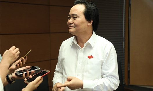 Bộ trưởng Bộ Giáo dục và Đào tạo Phùng Xuân Nhạ trả lời báo chí sau khi có kết quả bỏ phiếu tín nhiệm.