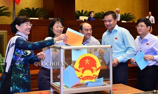 Các đại biểu bỏ phiếu kín lấy phiếu tín nhiệm 48 chức danh do Quốc hội bầu hoặc phê chuẩn sáng nay 25.10. Ảnh: Quochoi.vn