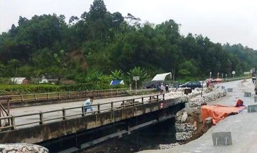 Cầu Ngòi Thủ (Km136+108) trên tuyến cao tốc Nội Bài - Lào Cai tiếp tục bị sạt lở. Ảnh: V.Trung