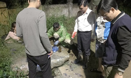 Đoàn thanh tra bắt quả tang Urenco 6 đang xả nước rỉ rác ra hồ Xuân Khanh. Ảnh: Hải Ngọc
