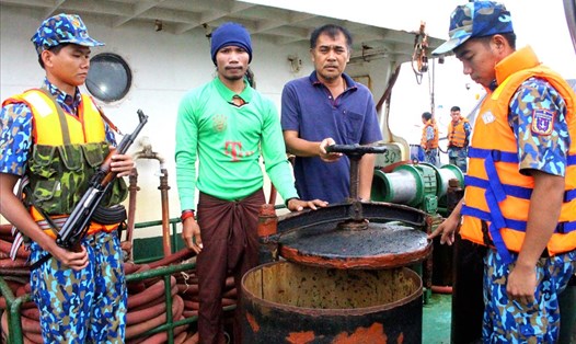   Lực lượng chấp pháp của Vùng CSB4 đang tiến hành kiểm tra tàu Campuchia vận chuyển dầu trái phép trên vùng biển Việt Nam (ảnh Vùng CSB 4 cung cấp)