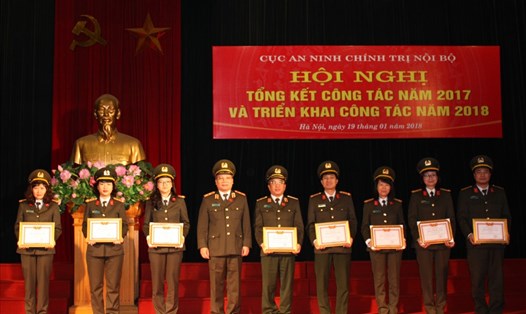 Các tập thể, cá nhân Cục An ninh chính trị nội bộ nhận Bằng khen, Giấy khen đạt thành tích xuất sắc trong thi đua Bảo vệ an ninh Tổ quốc năm 2017 - 2018. Ảnh: N.V