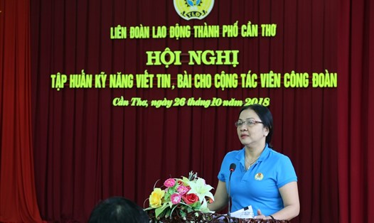 Bà Huỳnh Thị Hiền - Phó Chủ tịch Thường trực LĐLĐ TP.Cần Thơ - phát biểu tại Hội nghị. Ảnh: BT