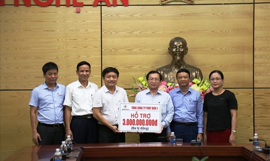 Tổng công ty Phát điện 1-Cty mẹ Thủy điện Bản Vẽ- hỗ trợ cho người dân vùng lũ Nghệ An 3 tỷ đồng. Ảnh: Linh Chi. 