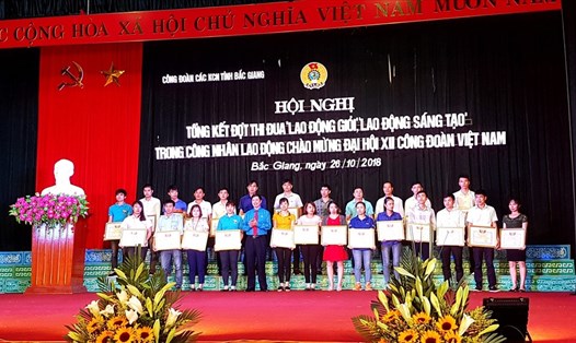 Tỉnh ủy viên, Chủ tịch LĐLĐ tỉnh Bắc Giang Nguyễn Văn Cảnh trao Bằng khen cho CNLĐ, đoàn viên CĐ có thành tích xuất sắc, tiêu biểu.