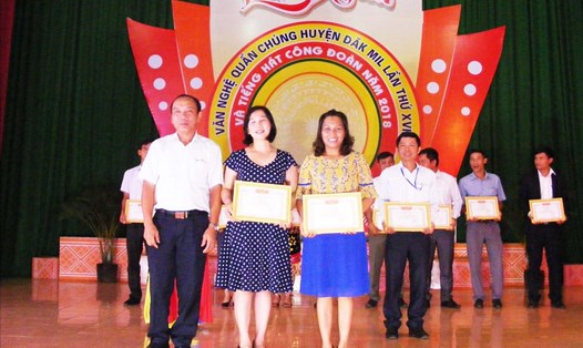 Phó Chủ tịch Thường trực LĐLĐ tỉnh Đắk Nông (ngoài cùng bên trái) trao thưởng cho các tiết mục đặc sắc